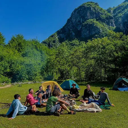 90pods & C O Working אכסניה שקודר