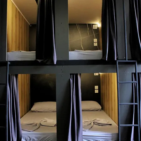 ホステル 90pods & C O Working