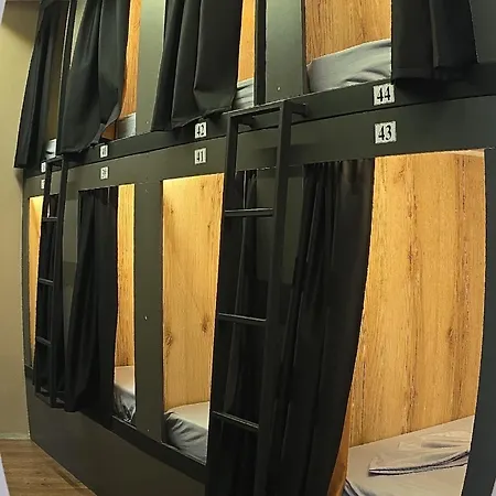 90pods & C O Working אכסניה